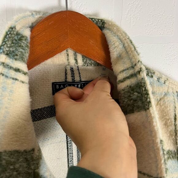 Bagatelle Women’s Plaid Cozy Brushed Knit Shacket Size M - Picture 4 of 9